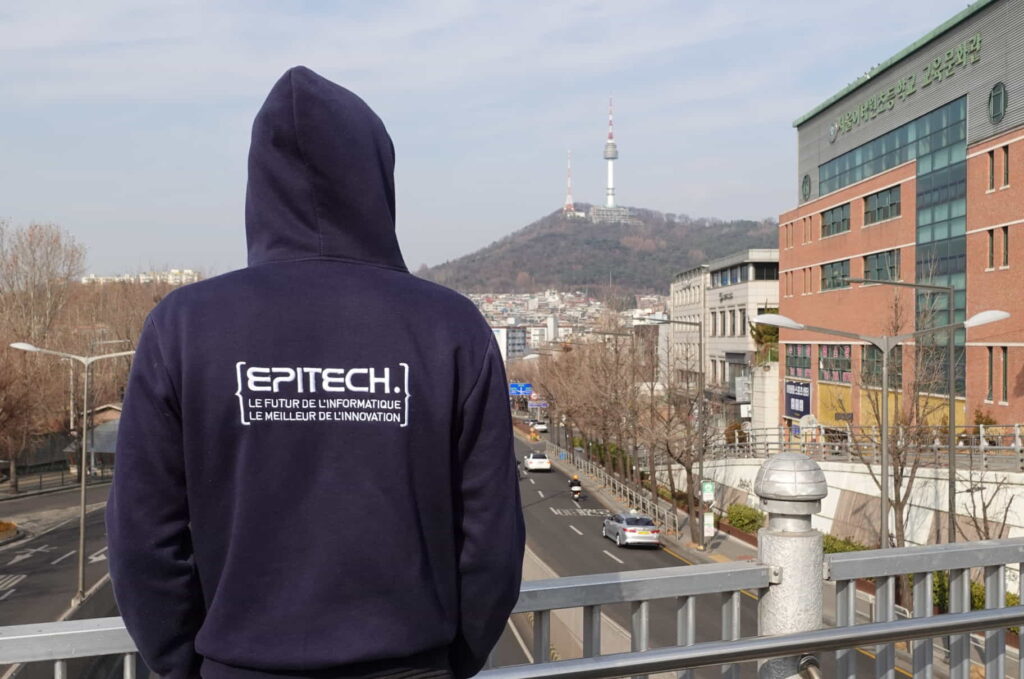 étudiant Epitech avec la Tour de Seoul en arrière-plan